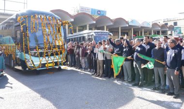 CM flags off Nadaun-Hamirpur-Ghumarwin-Delhi Volvo bus