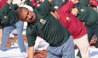 Chief Minister performs yoga with nearly 2,000 people