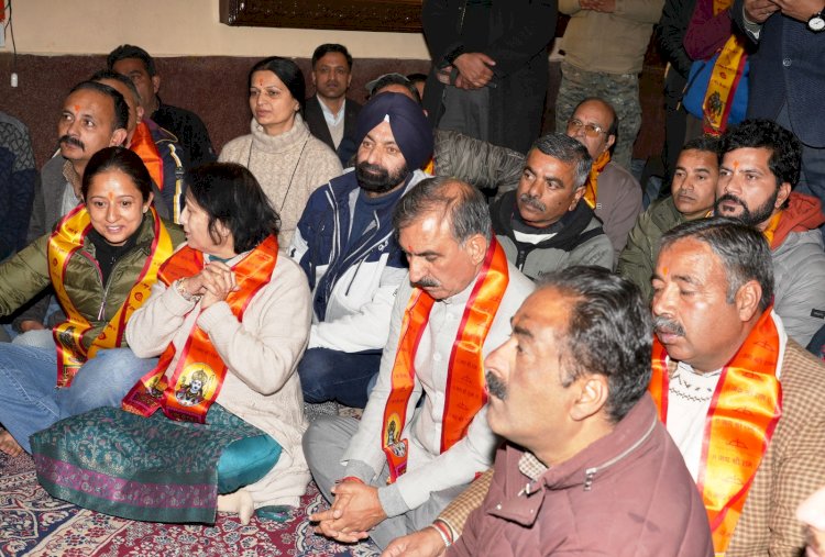 Chief Minister pays obeisance at Jakhu Temple
