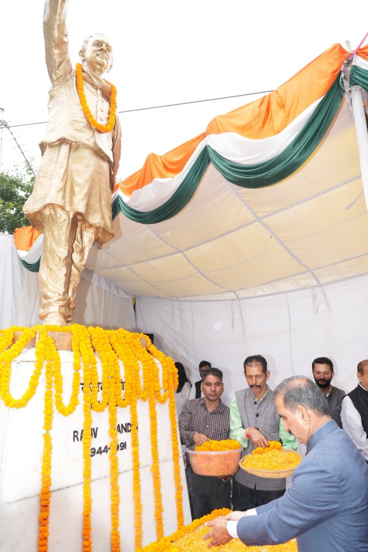 Chief Minister pays floral tribute to former PM Rajiv Gandhi on his birth anniversary