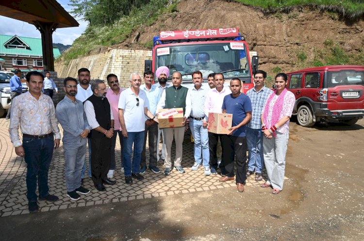 Press Club Hamirpur extended hand to help victims of disaster in Thunag