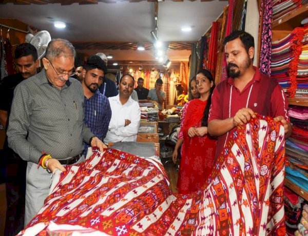 Governor visits Himachal Emporium in New Delhi