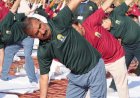 Chief Minister performs yoga with nearly 2,000 people